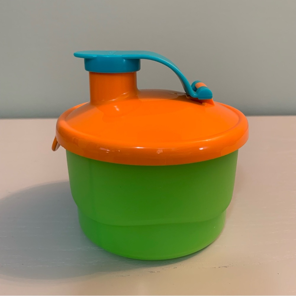Tupperware Formula Dispenser New